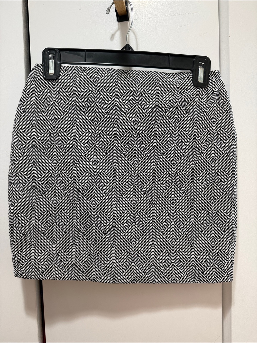 Express Black and White Geometric Mini Skirt - like new!